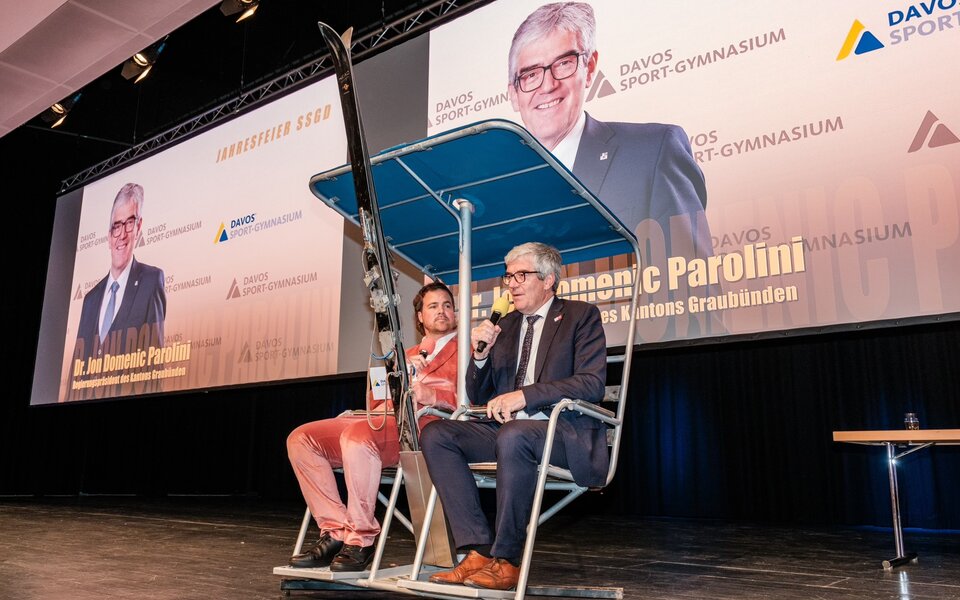 Marc Berthod moderiert auf der Bühne