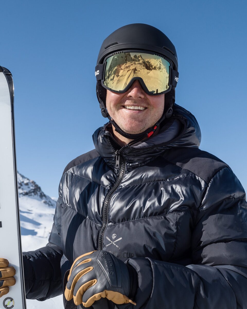 Marc Berthod mit HEAD-Ski vor Bergpanorama